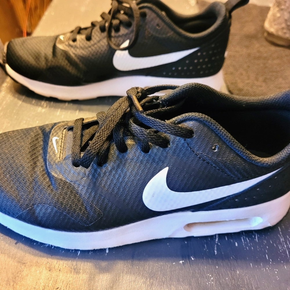 Womens Nike Air size 8 look new!!